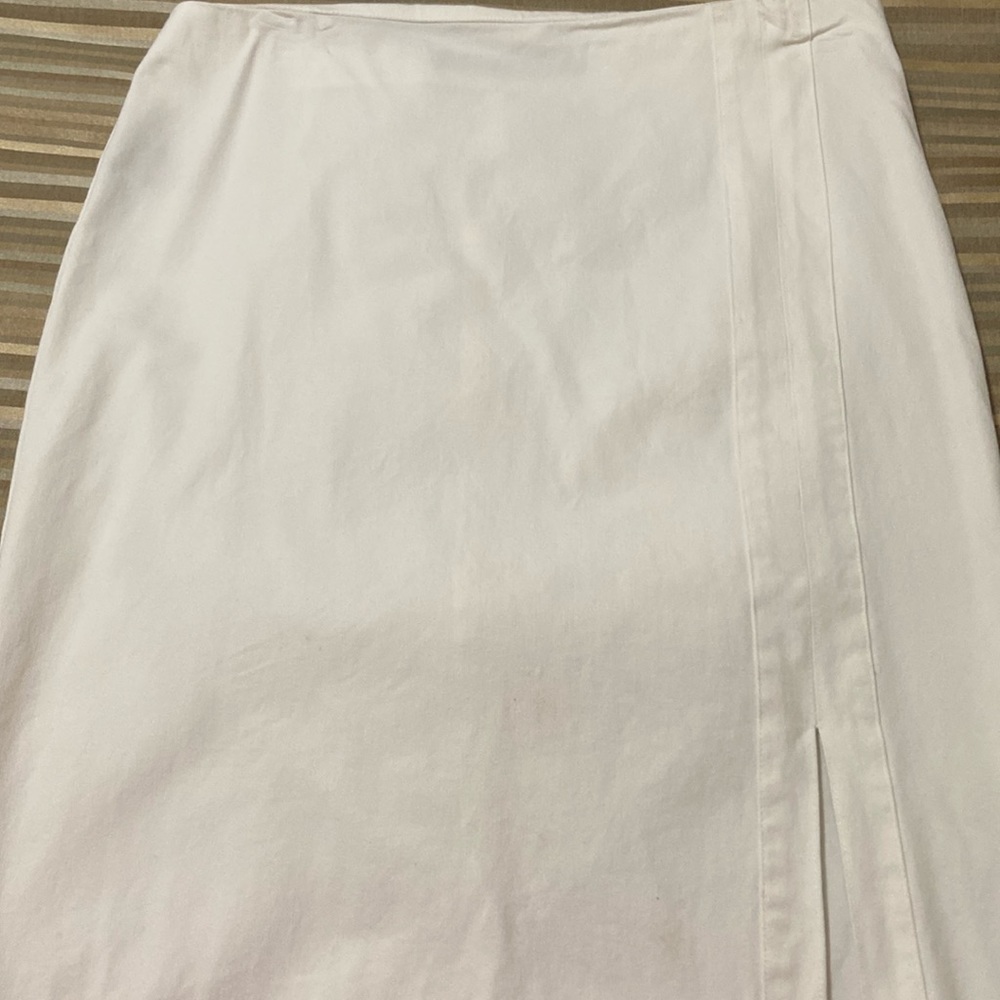 Lauren white skirt size 6 . Side zipper and front pleat!
